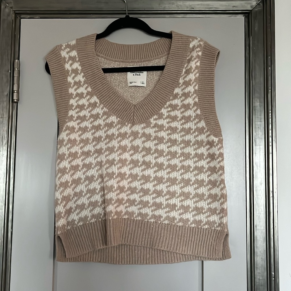 Abercrombie & Fitch V-Neck Sweater Vest